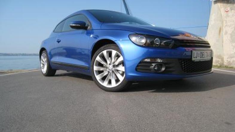 Štirisedežni kupe s svojo podobo že nakazuje golfa šeste generacije. Za VW je ob