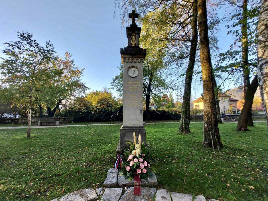 Grob pesnika Simona Jenka v Prešernovem gaju Kranj | Avtor: M. Ha.