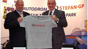 Župan Stare Pazove Jović in Stefanović po podpisu pogodbe. (Foto: stefangp.com)