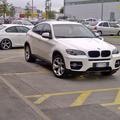 BMW na parkirišču za invalide