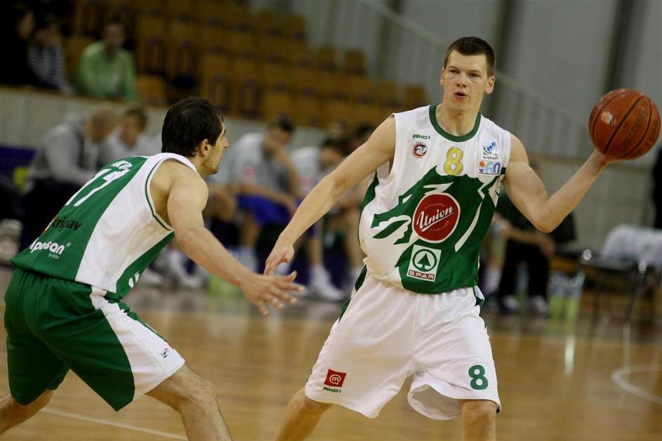 Jaka Klobučar je ob vrnitvi v dres Olimpije igral 15 minut in dal pet točk. (Fot