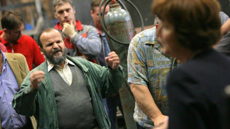 Delavci Steklarne Luminos s stavko zahtevajo izplačilo plač.