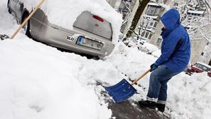 Slovenija 14.01.2013 sneg, ciscenje snega z lopato, ciscenje avtomobilov, odmeta