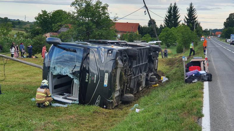 Nesreča avtobusa s slovenskimi registrskimi oznakami pri Karlovcu