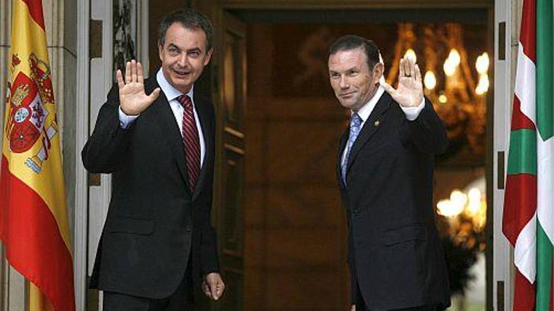 Jose Luis Rodriguez Zapatero (levo) in Juan Jose Ibarretxe na pogovorih o morebi