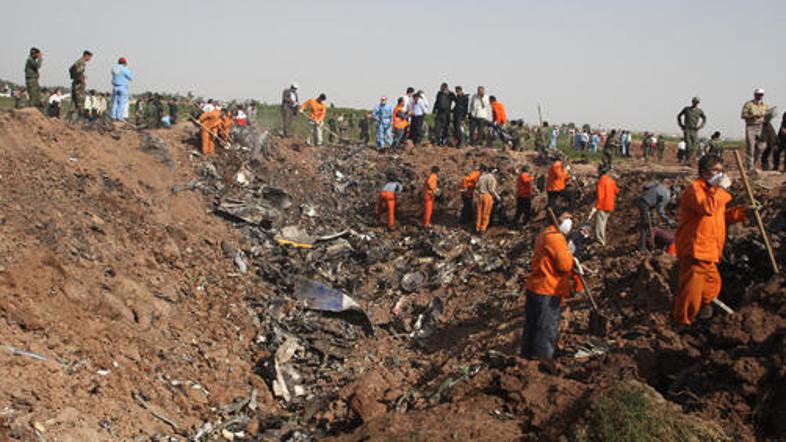 Na mestu strmoglavljenja je nastala ogromna luknja, razbitine pa so razmetane da