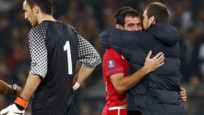 Srbski kapetan Dejan Stanković je pokazal svoja čustva in se po tekmi opravičeva