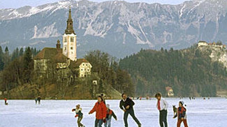 Za ogled cerkve obiskovalci plačajo vstopnino tri evre, pri čemer se ves izkupič
