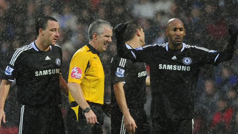 Igralci Chelseaja in sodnik Chris Foy so se v Blackburnu spopadali z zimskimi ra