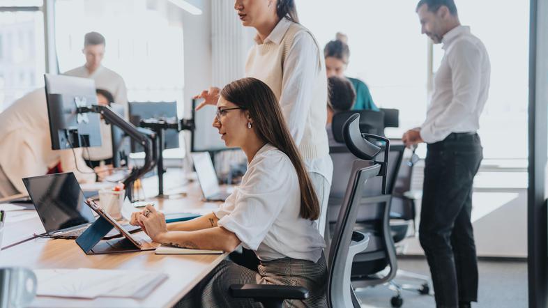 Sodelavki ženski v pisarni ob računalnikih