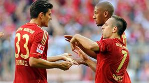Mario Gomez Franck Ribery in Jerome Boateng proslavljajo gol Bayerna proti Freib