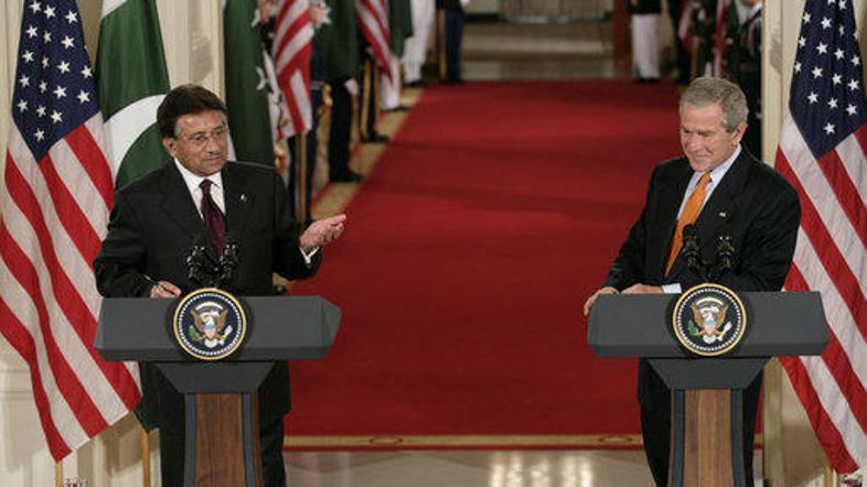 Tudi ZDA (na fotografiji Pervez Mušaraf in ameriški predsednik George Bush) so ž