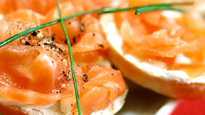 Lahko so žemljice ali pa krekerji, slani francoski rogljički, polnozrnate štručk