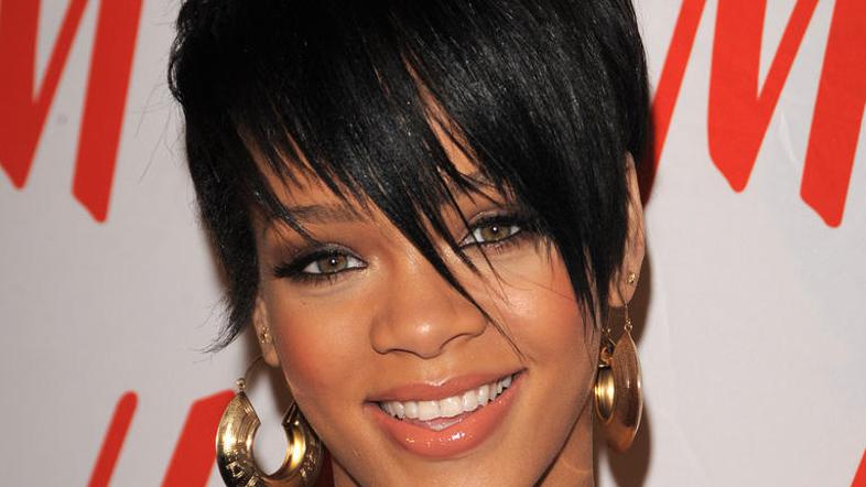 Angleško bob, francosko paž že dolgo kraljuje pri modnih smernicah. Pojavlja se 