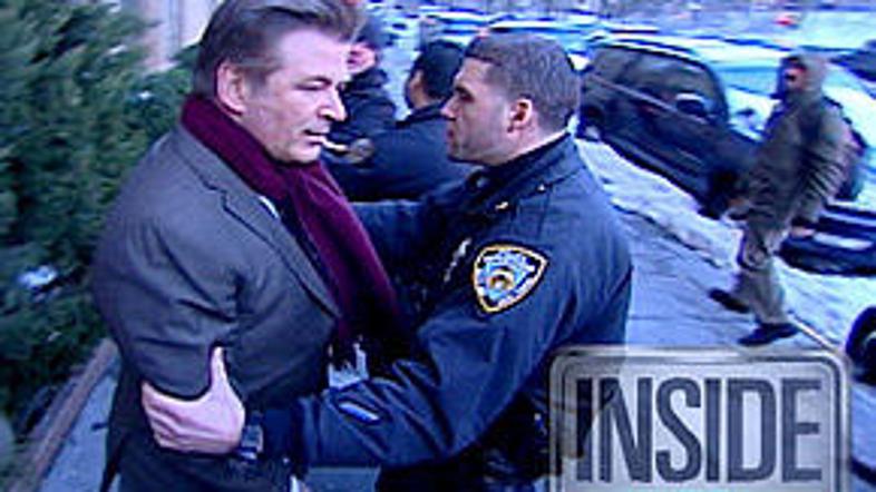 Baldwin naj bi hodil gor in dol po avli vhoda v svoje stanovanje in godrnjal, da