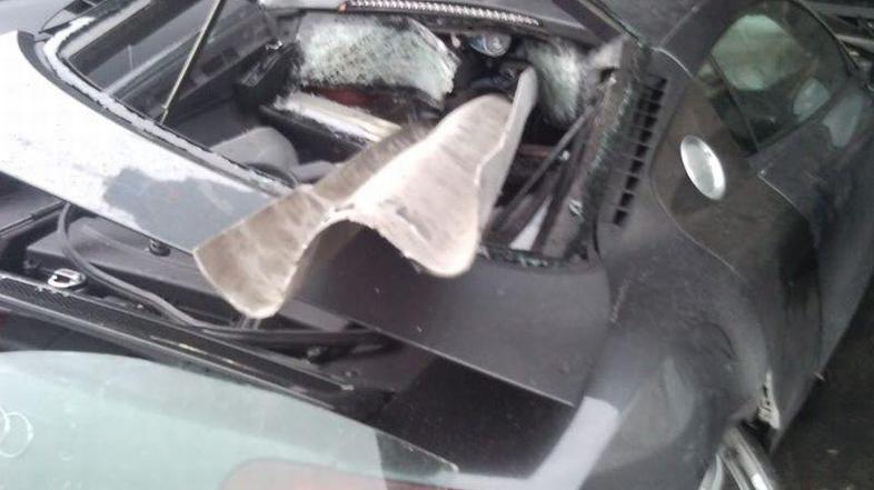 Voznik in sopotnica sta imela veliko srečo, da sta jo odnesla s celo kožo. (Foto