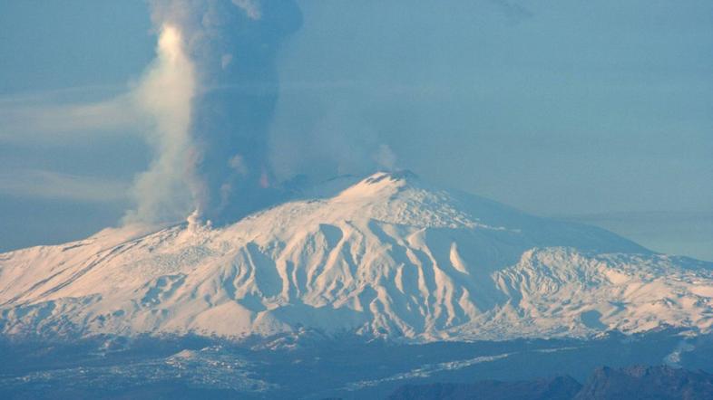 Ognjenik Etna v Italiji se je v začetku januarja 2012 znova prebudil.