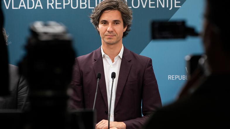 Prva seja nove vlade, Luka Mesec