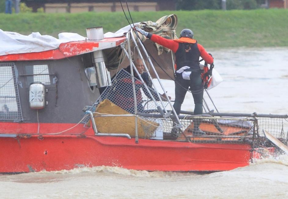 Plevnik je helikopter odganjal, češ da mu bo potopil čoln. Policist se je vseeno