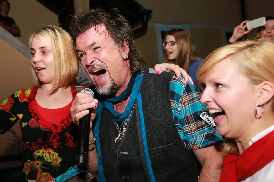 Gibonni na Pivu in cvetje