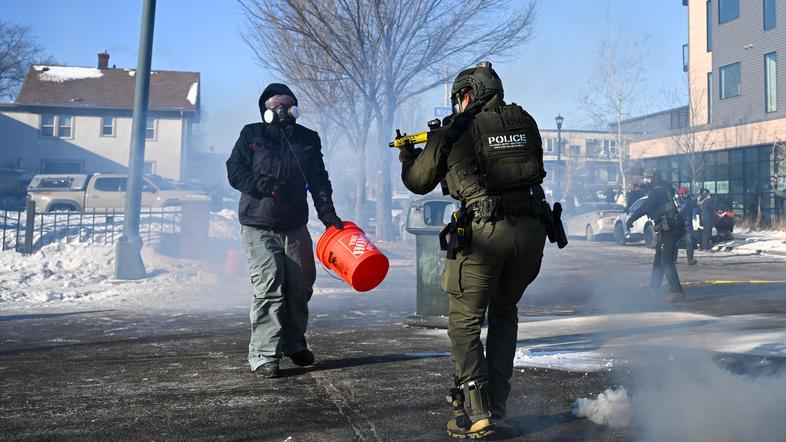 streljanje v Minneapolisu zvezni agenti ICE in protestniki na ulicah