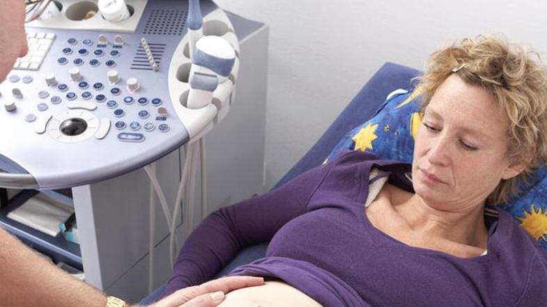 ZZZS zanika, da bi od ginekologov zahteval, naj nosečnicam predpisujejo manj bol
