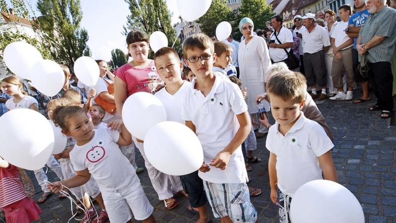 Prešernov trg: minuta molka in spust belih balonov sta simbolno prikazala izgino