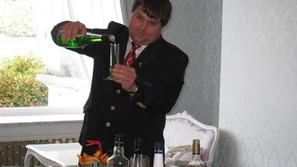 Barman Miro Petrevčič med pripravo long drink koktajla.