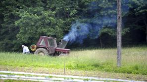 slovenija 04.06.12, traktor, kmet, pridelovalec zelenjave, poljscina, njiva, Pri