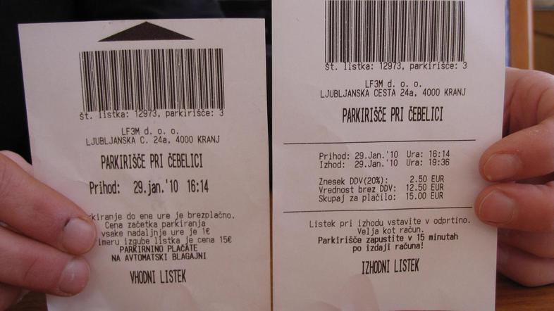 Levo vhodni parkirni listek pri Čebelici. Nikjer ne opozarja, da je parkiranje p