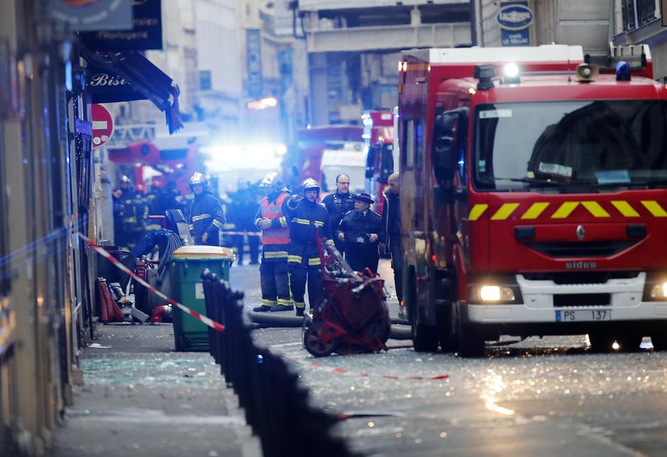 Eksplozija in požar v pariški pekarni, umrla sta dva gasilca | Avtor: epa