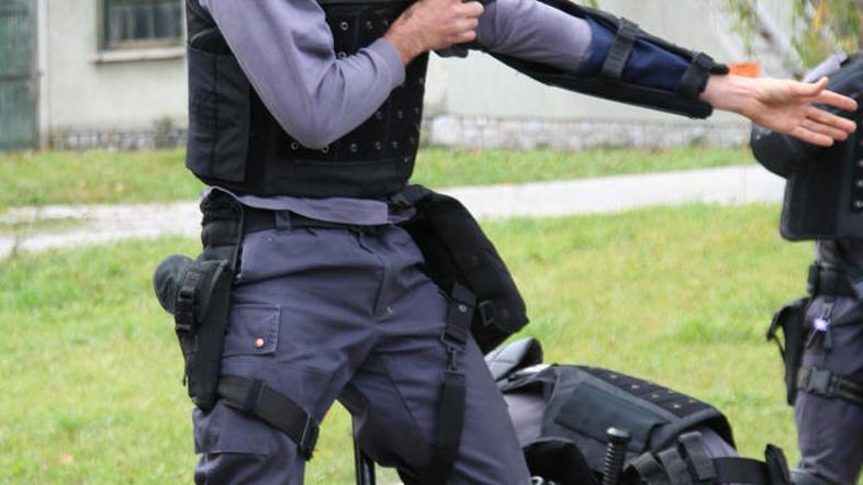 Policija namerava izdatno prenoviti svojo zaščitno opremo. (Foto: Anže Petkovšek