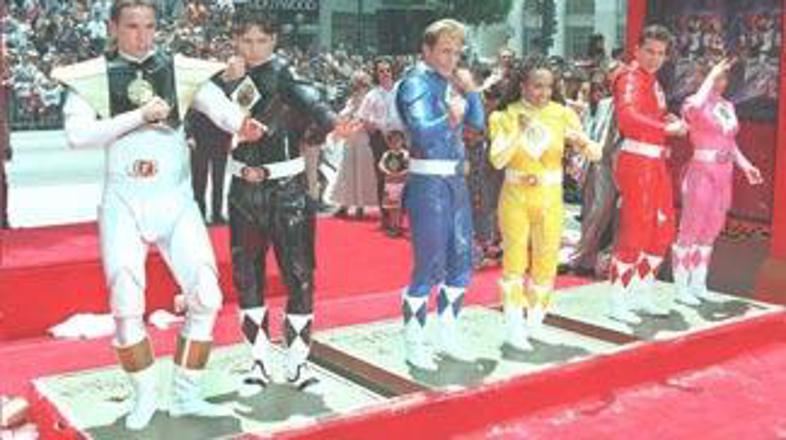 Popularni Power Rangerji, Amy je na sliki na skrajni desni.