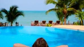 Med počitkom na plaži ga je nič hudega slutečega v penis ugriznil pajek vrste ka