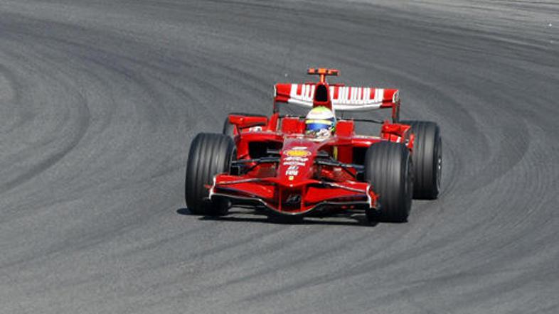 Ferrari je na testiranjih v Barceloni razkril nov nos dirkalnika.