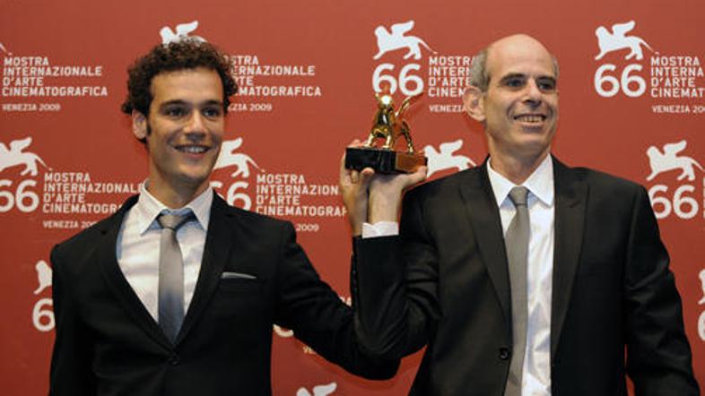 Režiser Samuel Maoz (desno) in in igralec Yoav Donat z nagrado za najboljši film