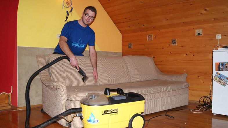 12 evrov in pol manj čistilec Vili Ambrožic strankam zaradi nižje stopnje DDV z 