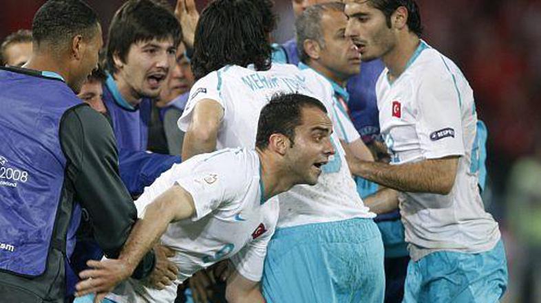 Turki ostajajo v boju za četrtfinale.