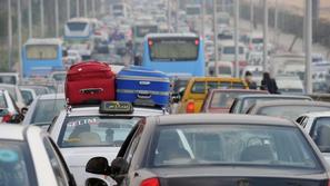 Na cestah proti letališču v Kairu vlada neznosna gneča, saj si poleg tujcev iz d