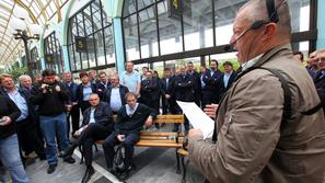 Mesarič je zbrane sproti obveščal o poteku stavke in o zaključkih, ki so jih spr