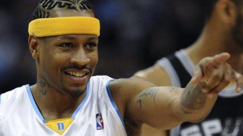 Allen Iverson si je prst poškodoval na tekmi s San Antoniem.