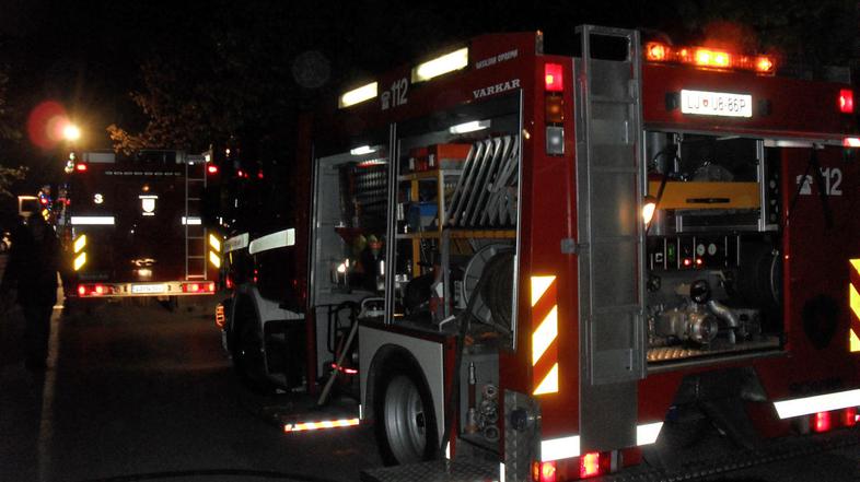 V požaru naj bi se po besedah bralca Mitja zastrupila mlajša oseba.(Foto: Bralec