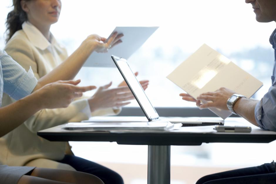 Delavci z računalniki | Avtor: Profimedia