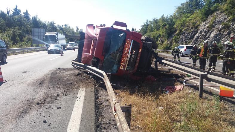 Prevrnjen tovornjak na avtocesti