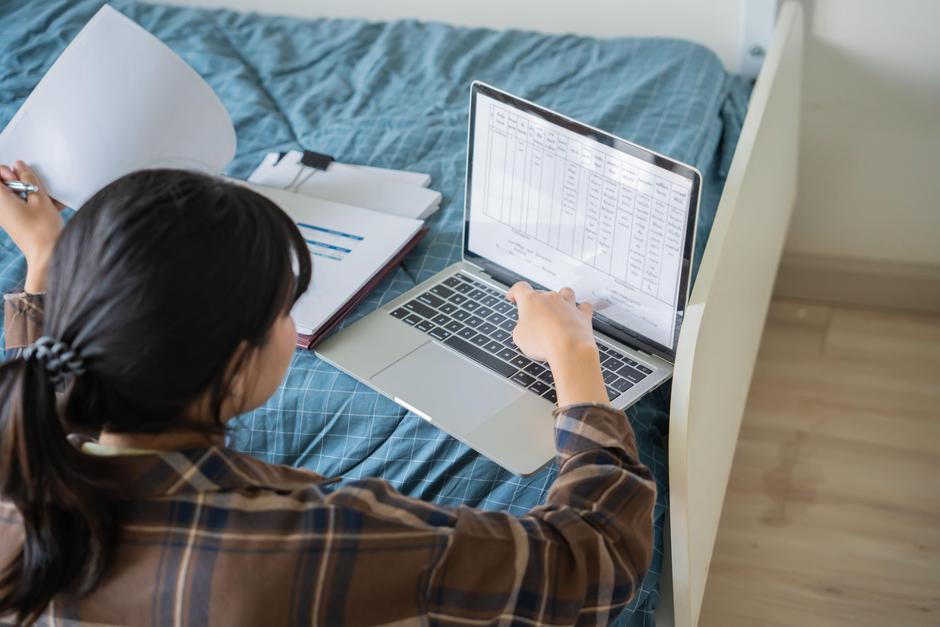 Mlada punca študentka z računalnikom na postelji | Avtor: Profimedia