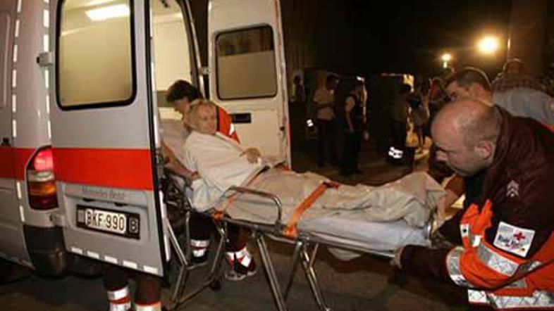 Več deset ljudi je imelo po požaru težave z dihanjem.