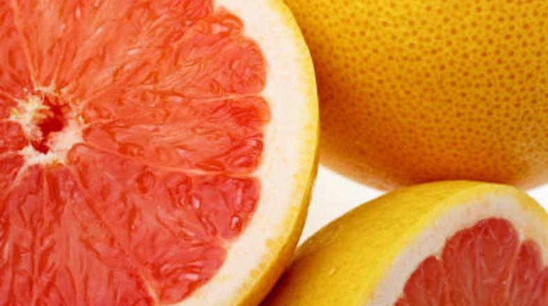 Pol grenivke pred obrokom pripomore k hitrejši izgubi telesne teže.