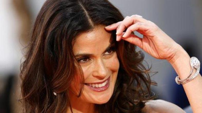 Razočarana gospodinja na srečo ni zbolela za novo gripo, temveč ima laringitis. 