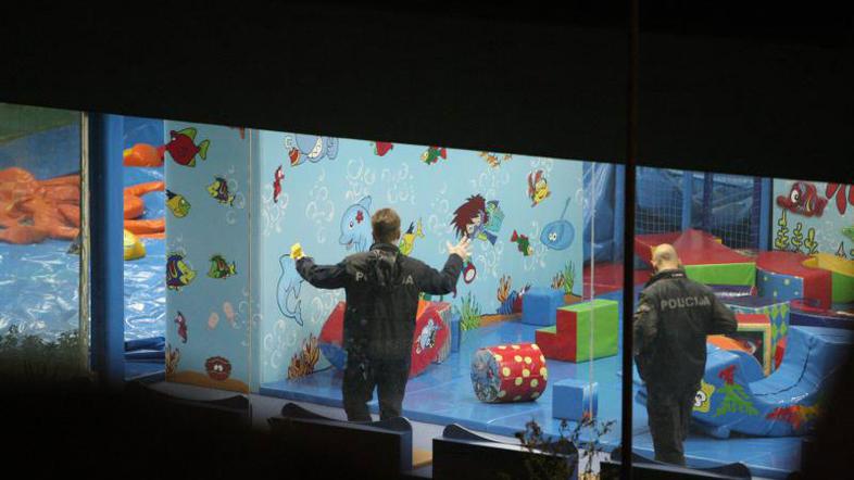Namesto veselih otrok so igralnico napolnili policisti. (Foto: Pixell)