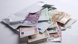 Podkupnina: Kuverta z denarjem.